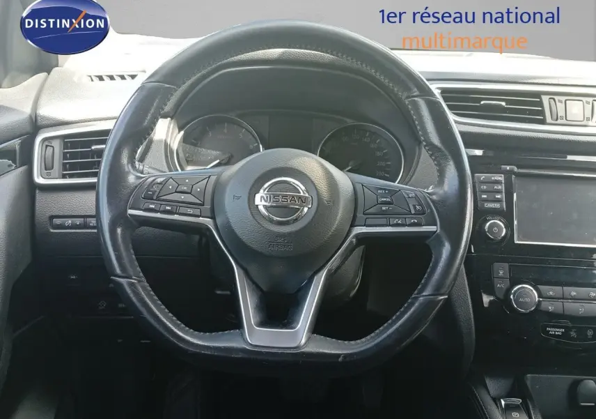 Vue centrée sur le volant cuir noir du Nissan Qashqai 2018, avec tableau de bord et console multimédia visibles.
