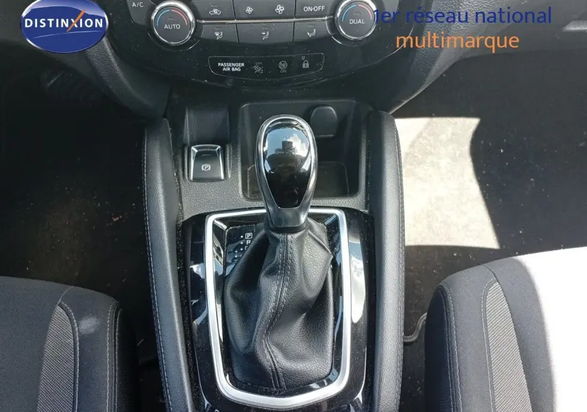Le levier de vitesse automatique noir du Nissan Qashqai 1.2 DIG-T 115ch Acenta Xtronic 2018 vu de dessus.
