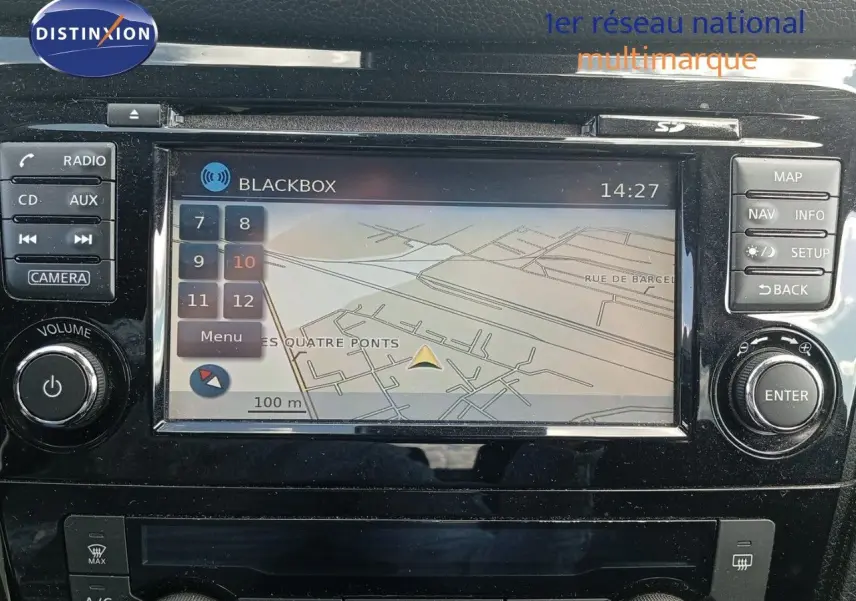 Écran de navigation du Nissan Qashqai noir métal 2018, vue rapprochée du tableau de bord avec commandes intégrées.