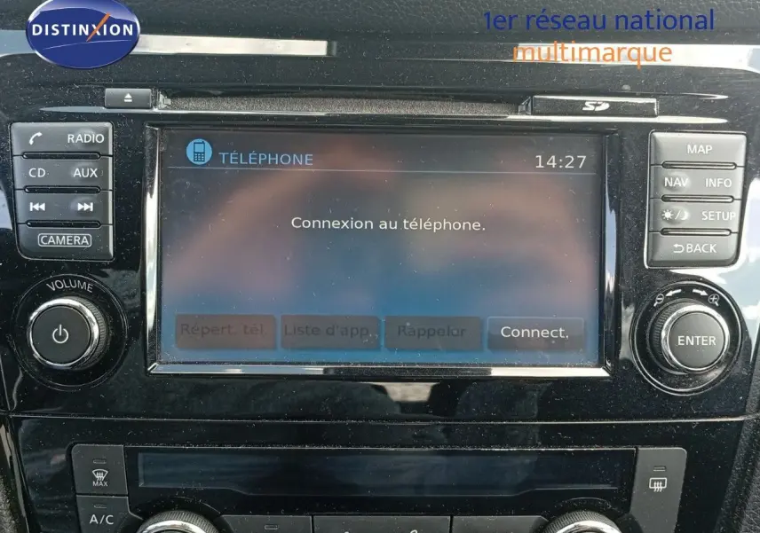 Écran tactile central du Nissan Qashqai noir métal 2018 affichant la connexion au téléphone, entouré de commandes audio et climatisation.
