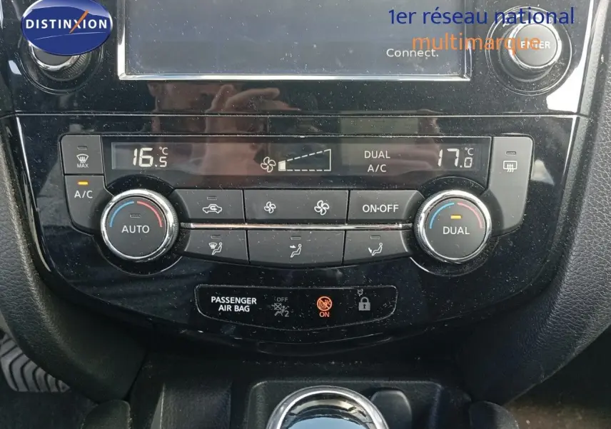 Tableau de bord du Nissan Qashqai noir métal 2018, zoom sur la console de climatisation automatique avec affichage digital.