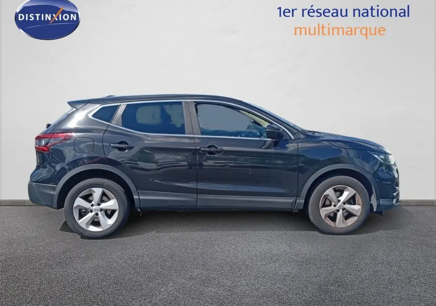 Profil côté droit du Nissan Qashqai noir métal 2018, version 1.2 DIG-T Acenta Xtronic essence avec jantes alliage.