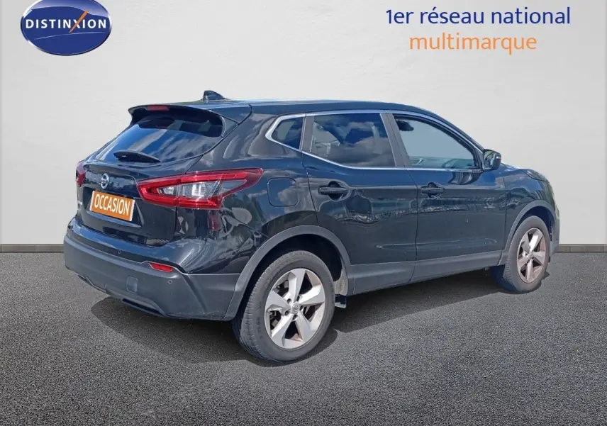 Nissan Qashqai noir métal vu de trois quarts arrière droit, avec jantes alliage et vitres teintées.