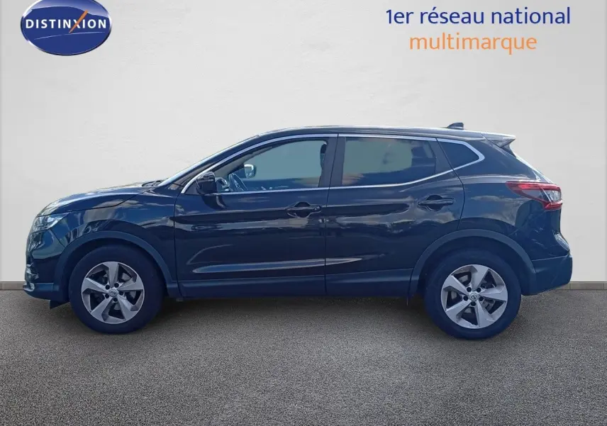Profil côté gauche du Nissan Qashqai noir métal 2018 avec jantes alliage et vitres teintées.