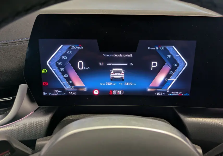 Gros plan sur le volant cuir noir de la BMW X2 sDrive blanc alpin, avec commandes multifonctions et tableau de bord numérique.