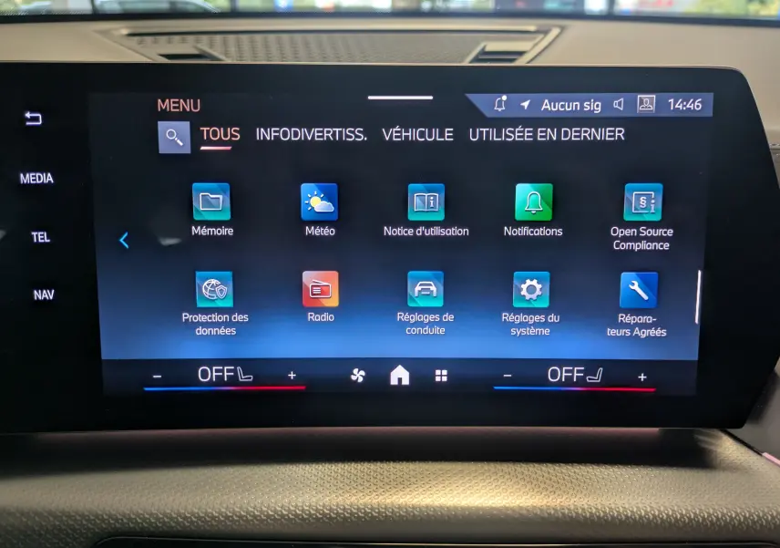 Écran tactile central du BMW X2 sDrive blanc Alpine, affichant le menu principal avec options connectées et climatisation.