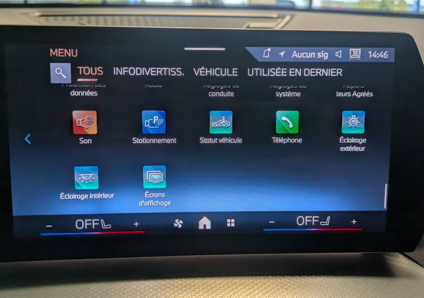 Écran tactile central du tableau de bord du BMW X2 sDrive blanc, affichant le menu principal avec options connectées.