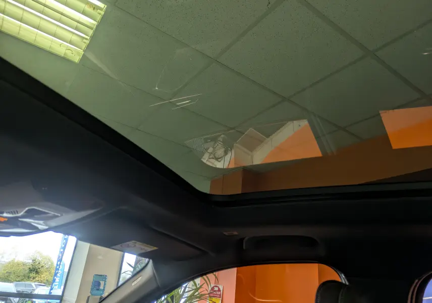 Écran tactile du tableau de bord du BMW X2 sDrive M Sport 2025 affichant les alertes de sécurité et d'assistance à la conduite.