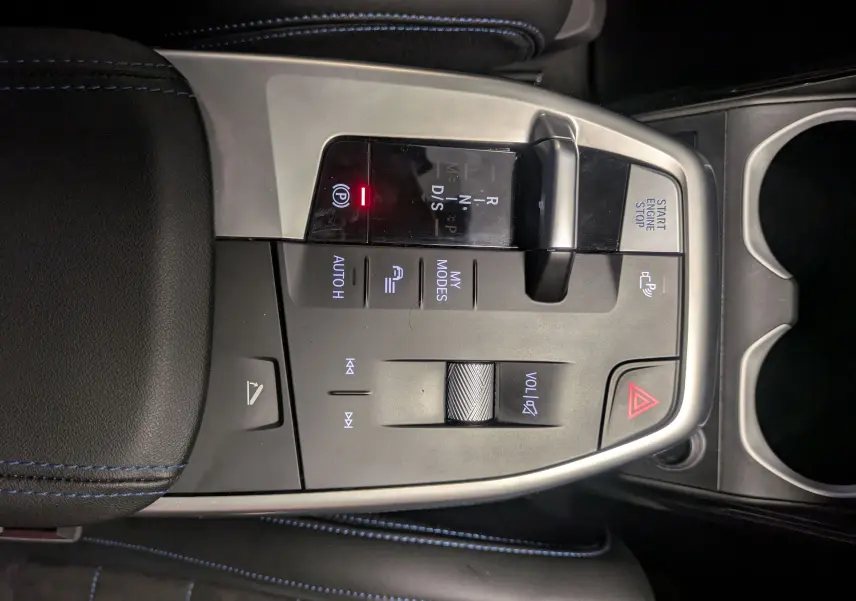 Toit panoramique électrique vu de l'intérieur d'un BMW X2 sDrive blanc, avec ciel de toit noir et lumière naturelle.