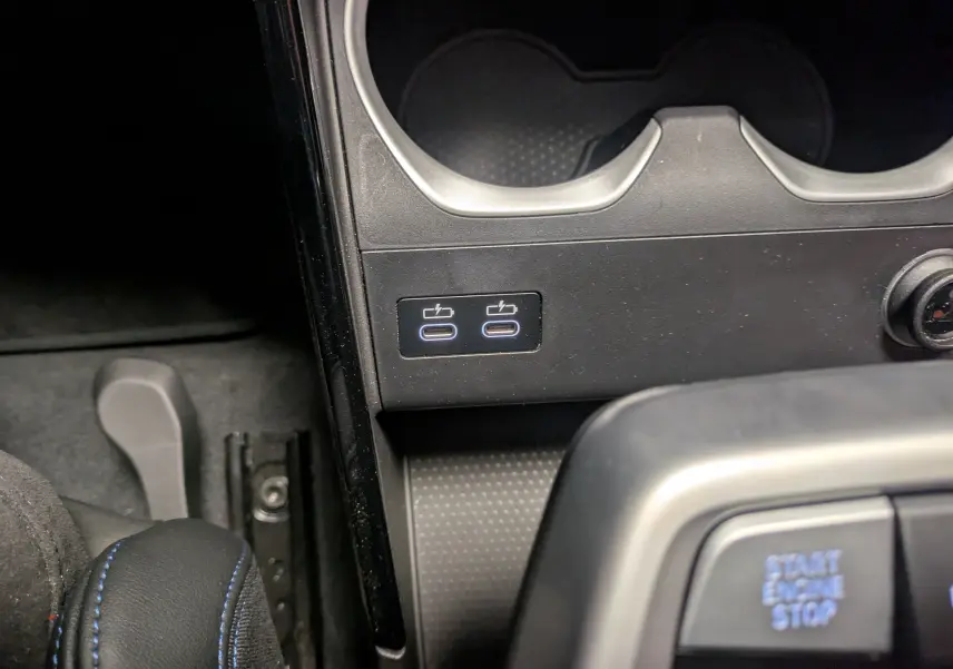 Vue rapprochée de la console centrale noire et argentée du BMW X2 sDrive blanc, avec levier de vitesses et commandes tactiles.