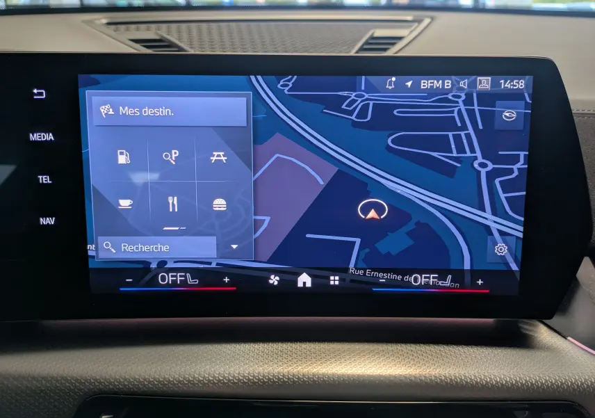 Gros plan sur la console centrale noire du BMW X2 sDrive blanc, montrant deux ports USB-C et le bouton Start/Stop.