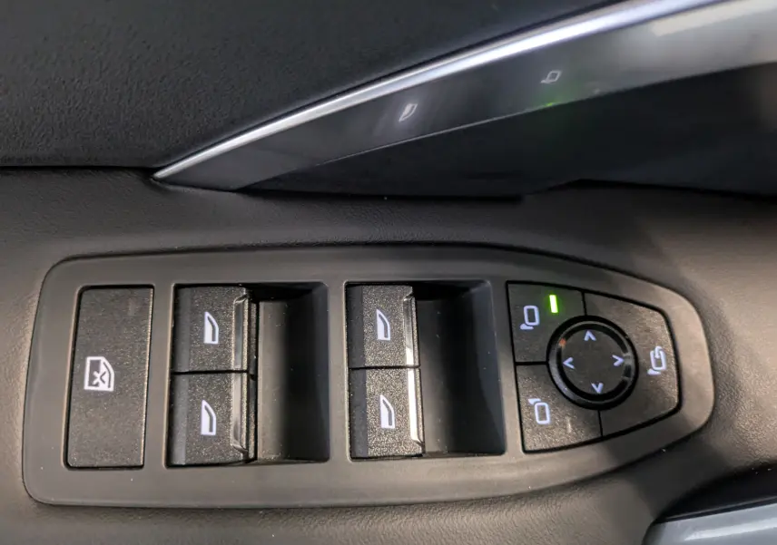 Vue intérieure côté droit des sièges arrière en Alcantara noir du BMW X2 sDrive blanc avec finitions sport.