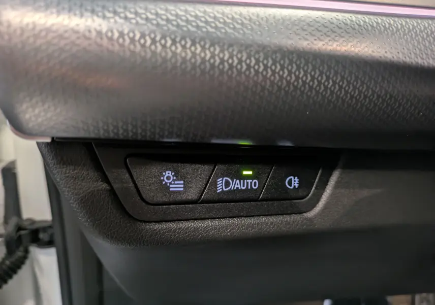 Vue intérieure du tableau de bord et volant BMW X2 sDrive M Sport 2025 avec écran numérique et finition Alcantara noire.