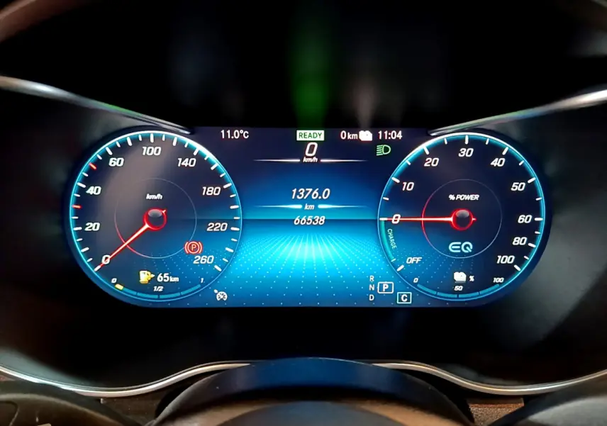 Gros plan sur le tableau de bord numérique bleu du Mercedes GLC 300 E AMG Line 2021, affichant vitesse et puissance.