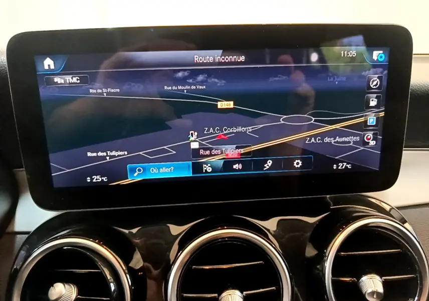 Écran tactile de navigation 10,3 pouces dans le tableau de bord d'un Mercedes GLC 300 E AMG Line gris foncé de 2021.