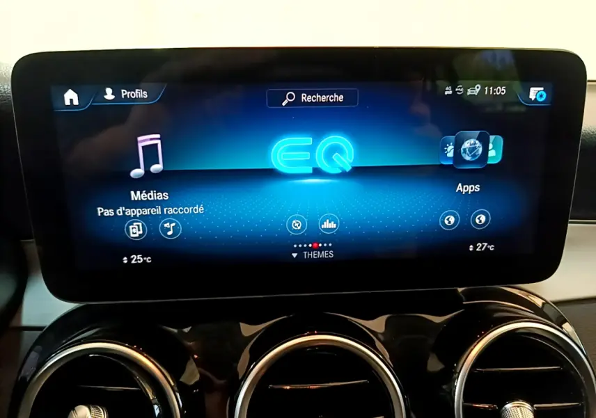 Écran tactile central affichant l'interface multimédia EQ du Mercedes GLC 300 E AMG Line 2021 en intérieur.
