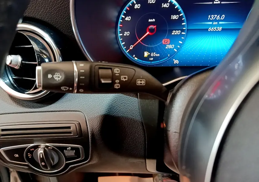 Vue rapprochée du tableau de bord noir du Mercedes GLC 300 E AMG Line 2021, affichage numérique et commande d'essuie-glace.