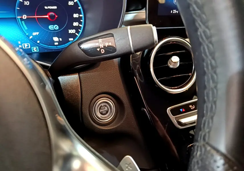 Détail intérieur du tableau de bord du Mercedes GLC 300 E AMG Line 2021, avec bouton démarrage et levier de vitesses.