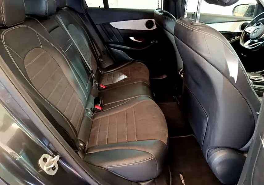 Vue intérieure côté gauche des sièges arrière en cuir noir et alcantara du Mercedes GLC 300 E AMG Line gris foncé 2021.