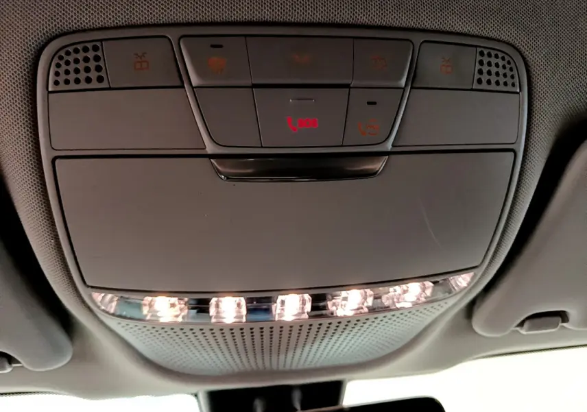 Plafonnier intérieur avec commandes SOS et éclairage LED du Mercedes GLC 300 E AMG Line hybride rechargeable 2021
