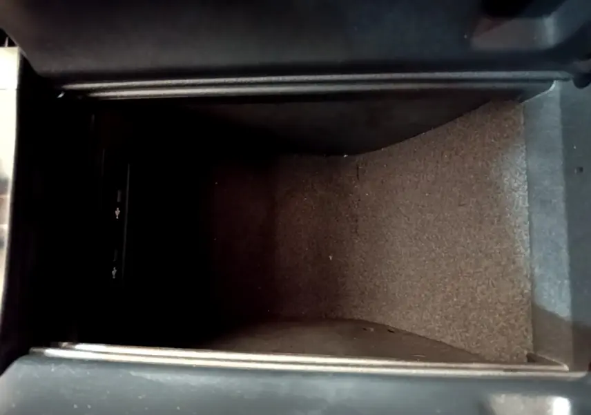 Coffre intérieur gris foncé du Mercedes GLC 300 E AMG Line 2021, vue plongeante sur la moquette et ports USB.