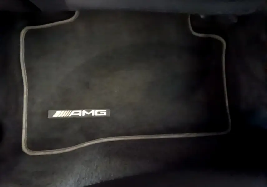 Tapis de sol noir avec logo AMG, intérieur du Mercedes GLC 300 E AMG Line hybride rechargeable 2021.