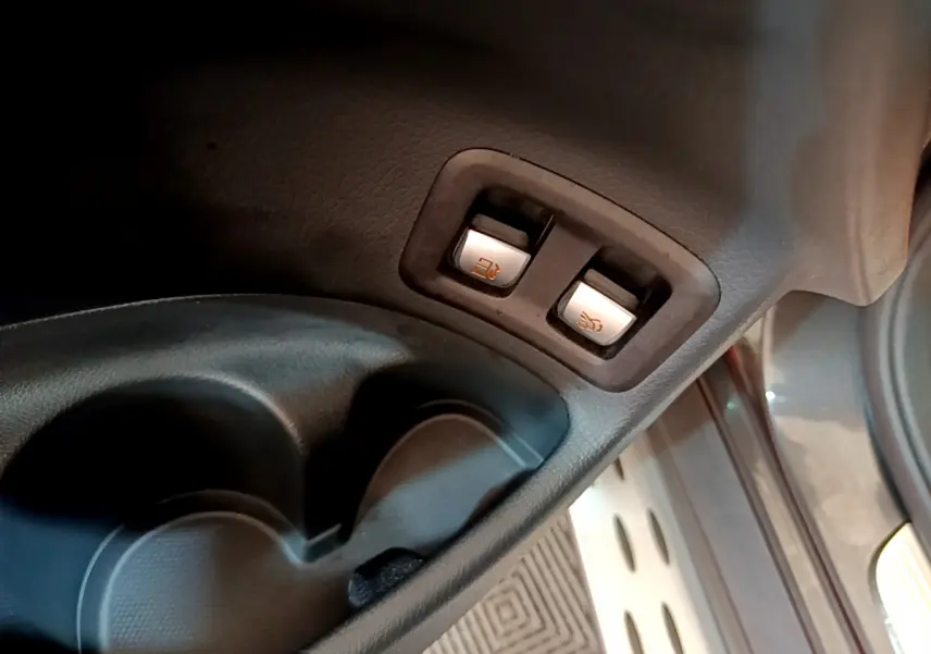 Gros plan sur les boutons de réglage des sièges arrière dans l'habitacle gris foncé du Mercedes GLC 300 E AMG Line.