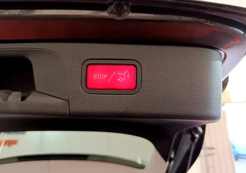 Bouton rouge stop pour fermeture électrique du coffre du Mercedes GLC 300 E AMG Line gris foncé, vue intérieure arrière.