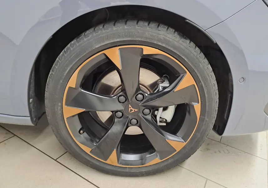 Gros plan sur la jante avant droite cuivrée et noire de la CUPRA LEON ST Gris Graphène 2025.