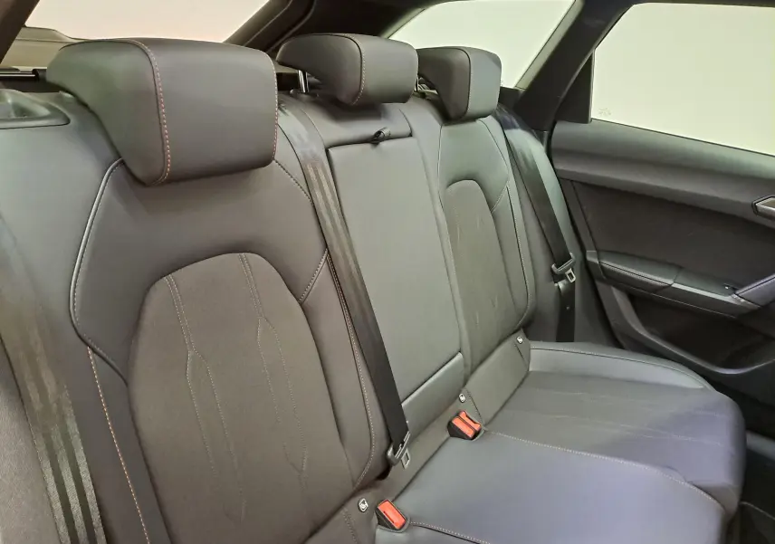 Vue intérieure des sièges arrière en cuir noir avec surpiqûres cuivrées de la CUPRA LEON ST 2025.