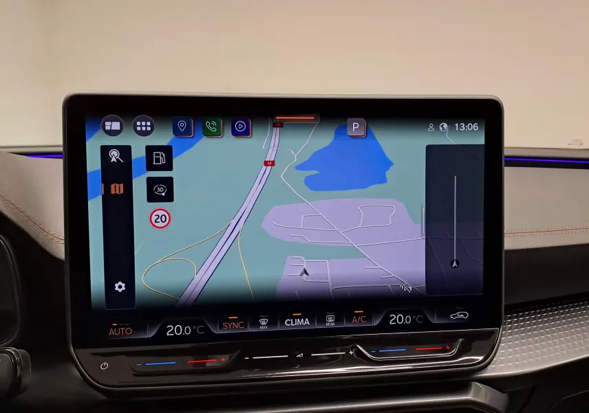 Écran central tactile affichant la navigation dans l’habitacle du CUPRA LEON ST 2.0 TDI 2025.