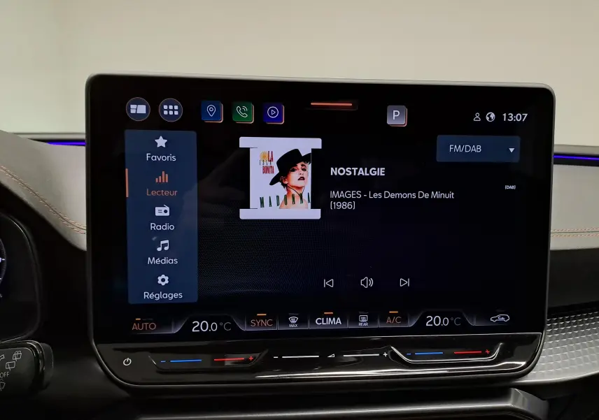 Écran tactile central du tableau de bord du CUPRA LEON ST 2025 affichant la radio FM/DAB et les commandes climatiques.