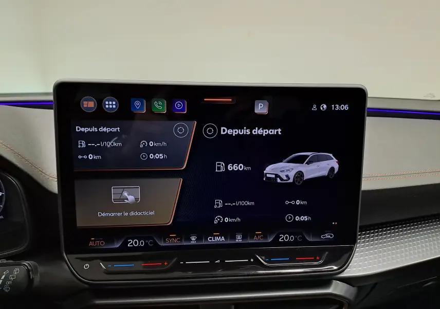 Écran central tactile du tableau de bord de la CUPRA LEON ST 2025 avec interface de navigation et climatisation.