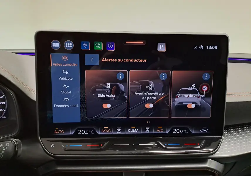 Écran tactile central du tableau de bord affichant les alertes au conducteur dans une CUPRA Leon ST 2025.