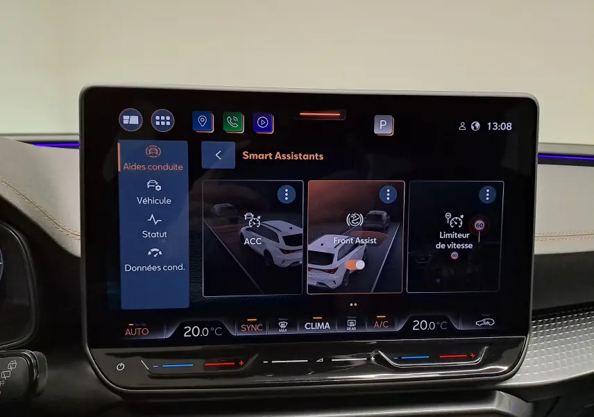 Écran tactile central affichant les assistants de conduite du CUPRA LEON ST 2.0 TDI, intérieur avec éclairage ambiant violet.