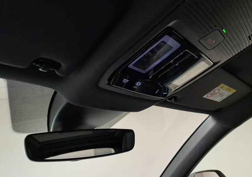 Vue intérieure du plafonnier et rétroviseur d’une CUPRA LEON ST 2.0 TDI 150 gris Graphène avec toit ouvrant panoramique.
