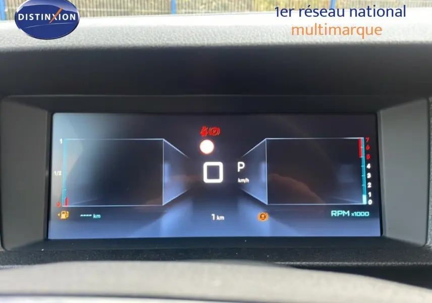 Affichage numérique du tableau de bord du Citroën Jumpy gris titane, montrant la vitesse à l'arrêt et le compte-tours.