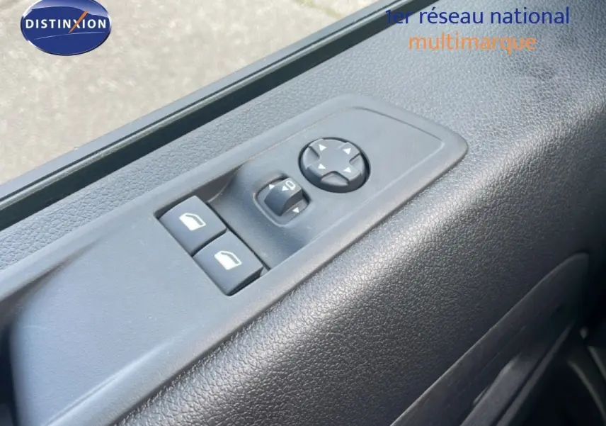 Vue rapprochée des commandes de réglage des rétroviseurs et vitres côté conducteur du Citroën Jumpy gris titane.