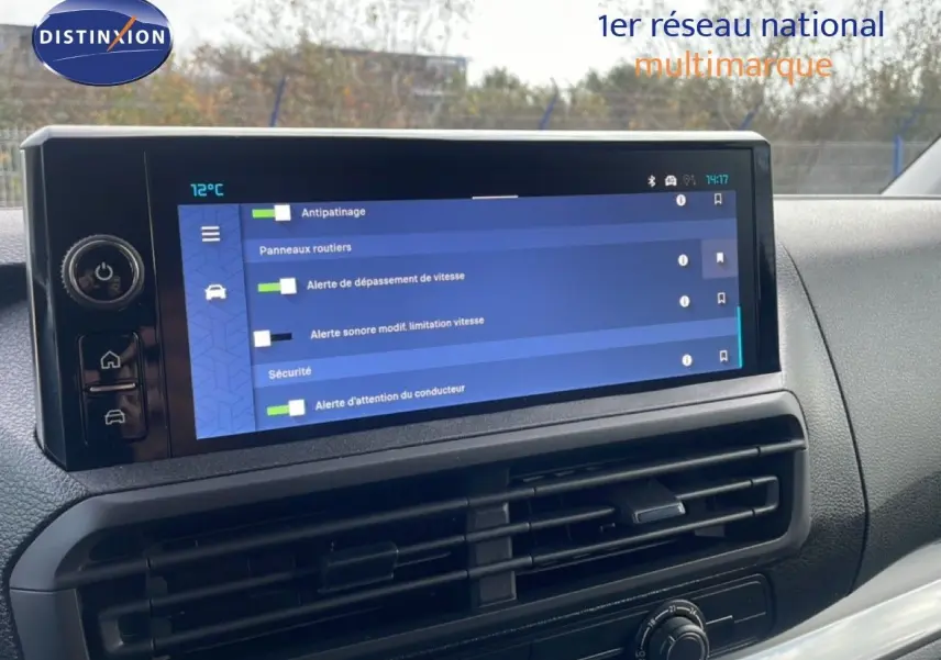 Vue intérieure du tableau de bord du Citroën Jumpy Van Long L3 gris titane, avec écran tactile central affichant les alertes de sécurité.