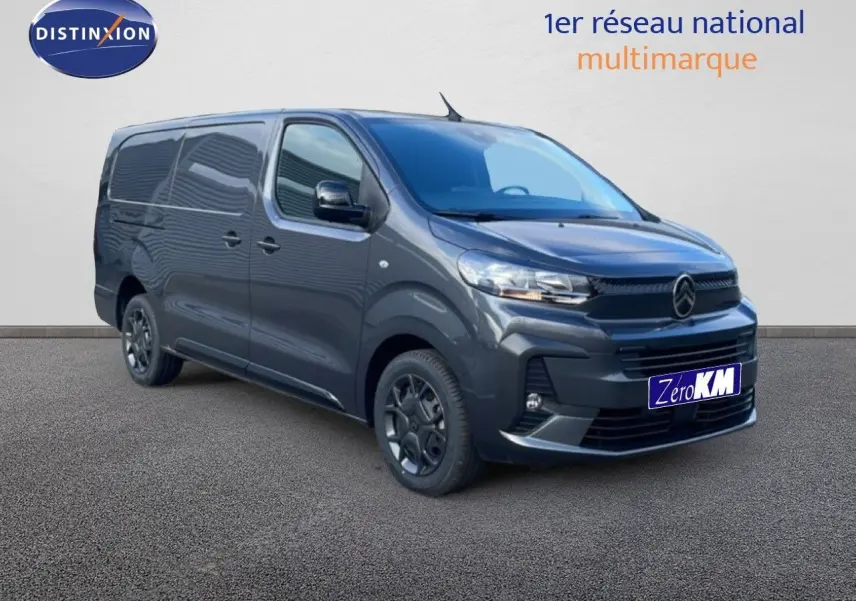 Vue 3/4 avant droit d'un Citroën Jumpy Van Long L3 gris titane métallisé avec calandre noire et jantes foncées.