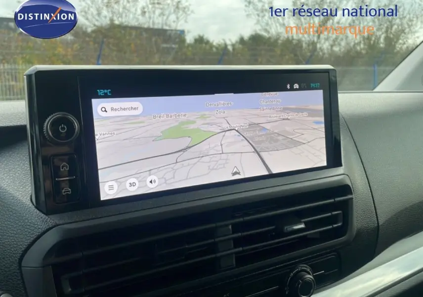 Écran tactile central avec navigation GPS dans l'habitacle du Citroën Jumpy gris titane, vue intérieure avant.