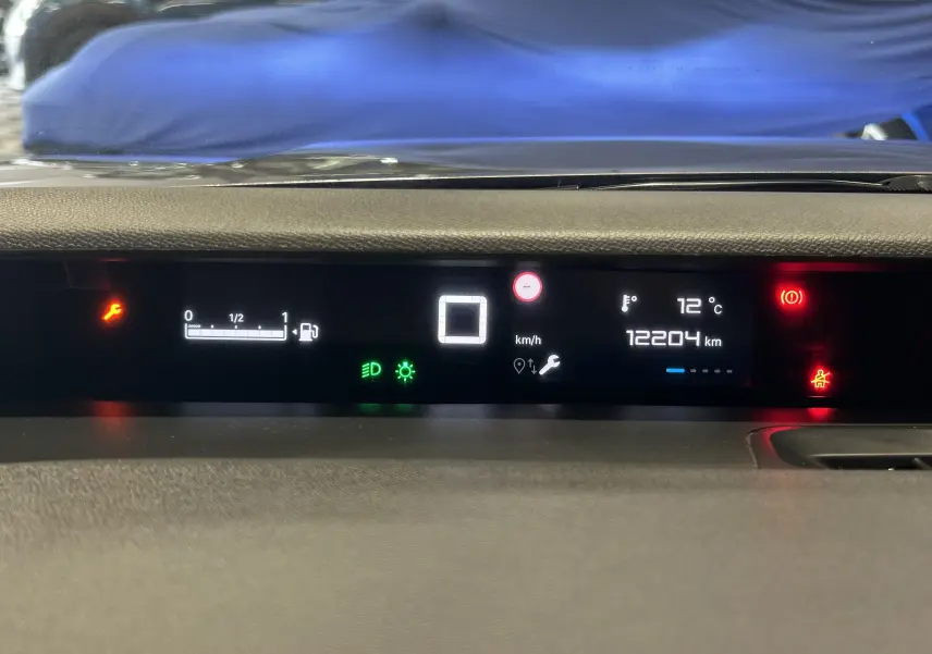 Tableau de bord numérique de Citroën C3 Turbo 100 PLUS gris Artense, affichant vitesse, température et témoins lumineux.