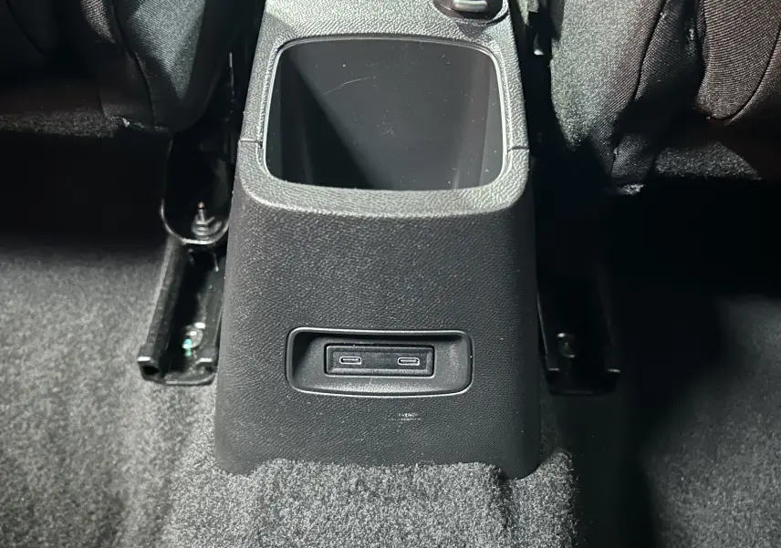 Vue rapprochée de la console centrale arrière noire avec ports USB doubles dans une Citroën C3 Gris Artense 2025.