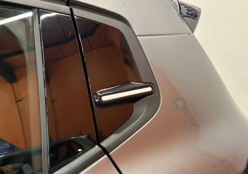 Gros plan sur la poignée arrière droite de la Citroën C3 Turbo 100 PLUS gris Artense, soulignant la finition moderne du véhicule.