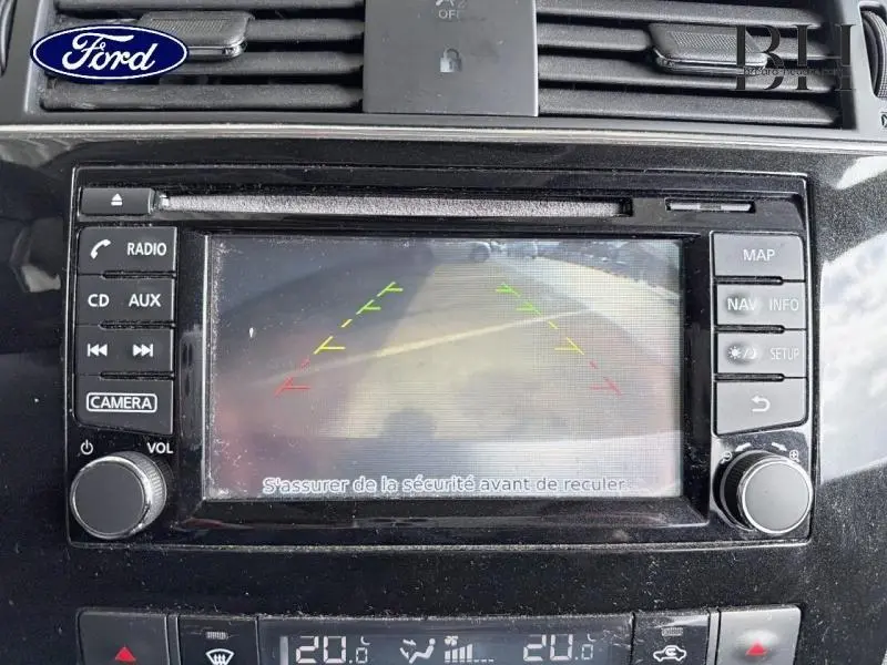 Écran de caméra de recul Nissan Pulsar 2017 affichant les lignes de guidage en couleurs sur fond de parking.