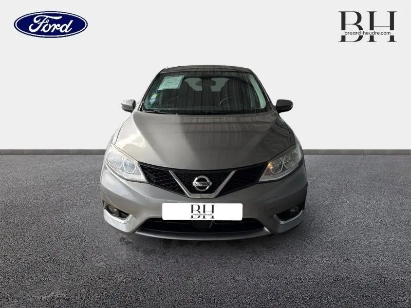 Vue de face d'une Nissan Pulsar 1.2 DIG-T 115ch N-Connecta Xtronic en bronze ultime, avec calandre noire et phares halogènes.