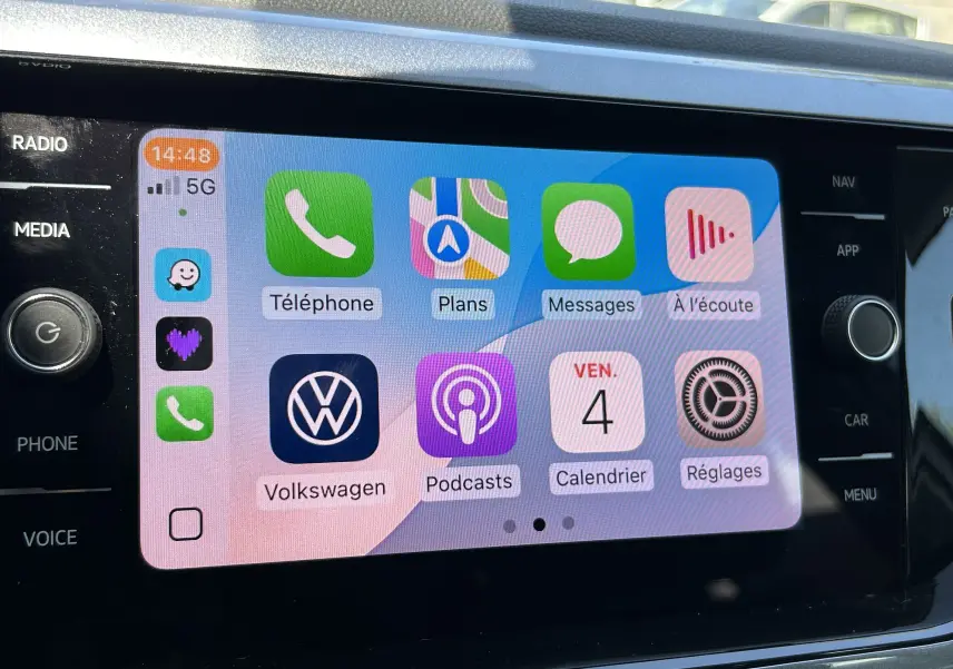 Écran tactile central du Volkswagen Taigo TSI 110 DSG7 Style 2022 affichant les applications connectées en mode Apple CarPlay.