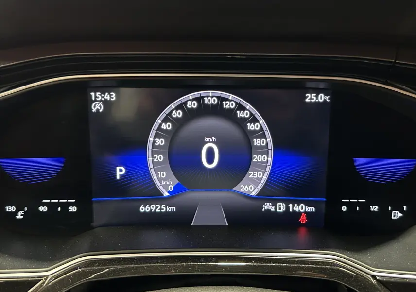 Affichage numérique du tableau de bord du Volkswagen Taigo TSI 110 DSG7, montrant la vitesse à zéro et 66 925 km au compteur