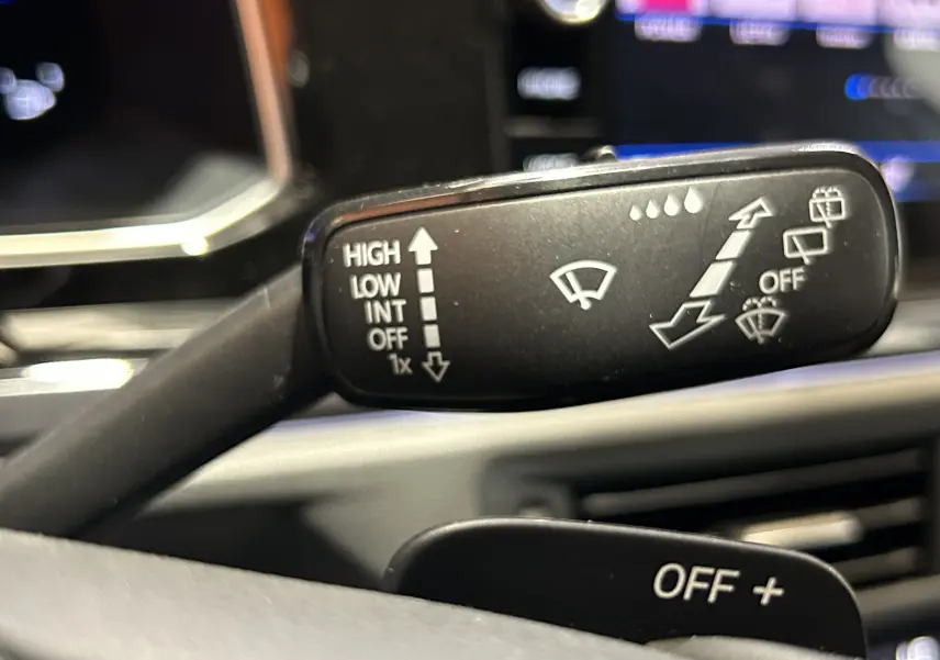 Gros plan sur la commande d'essuie-glace du Volkswagen Taigo blanc pur, avec indications de réglage visibles.