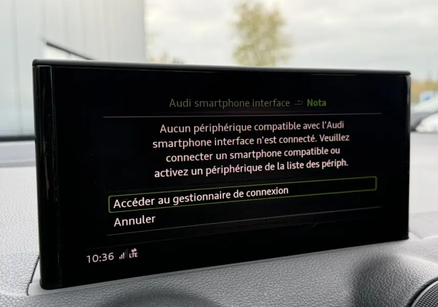 Écran central de l'Audi Q2 noir Mythe 2023 affichant le menu de connexion smartphone avec interface Audi.